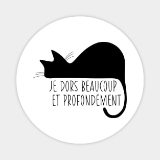 Sleeping black cat silhouette with French text "Je dors beaucoup" Magnet